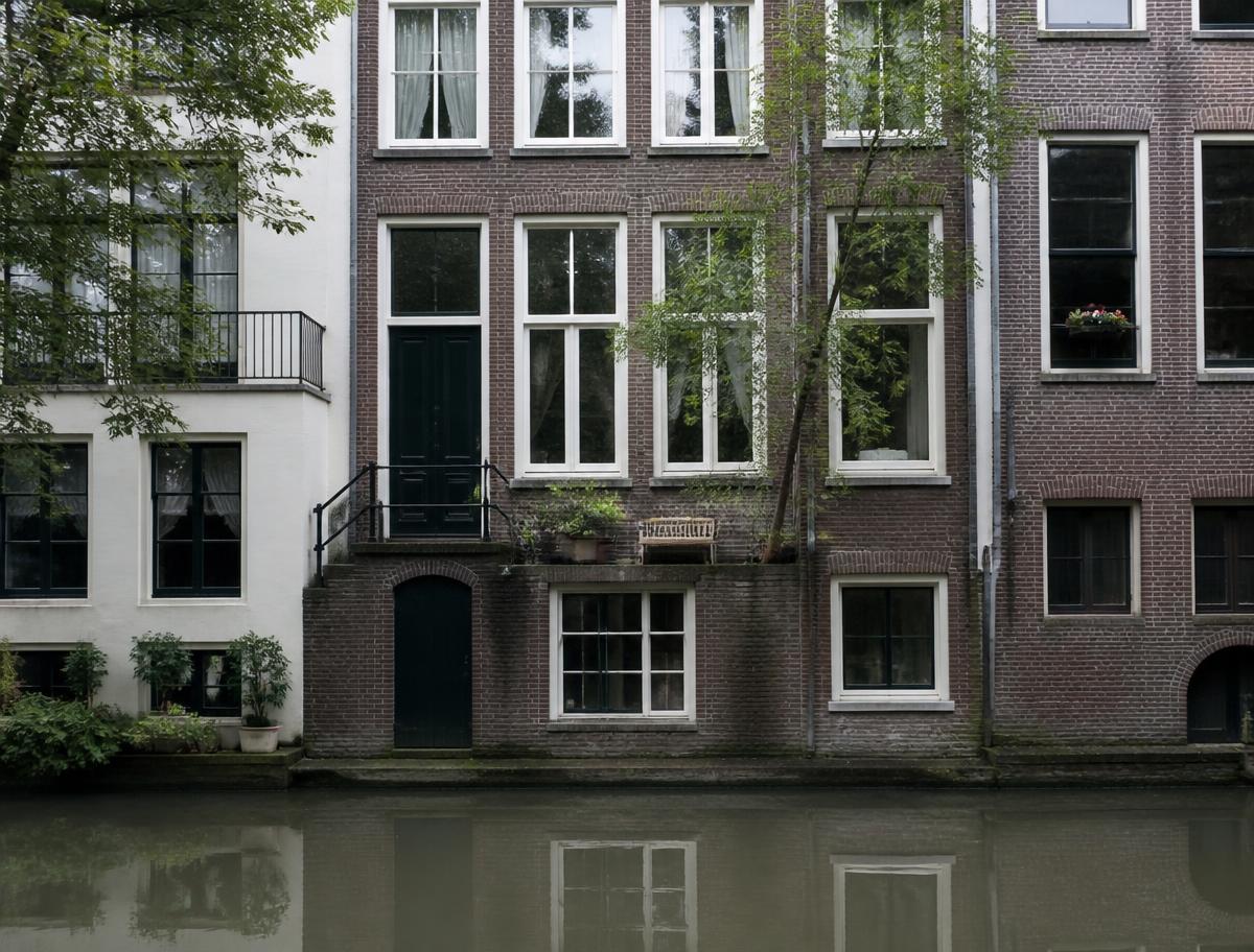 Nederlandse woningen aan een gracht