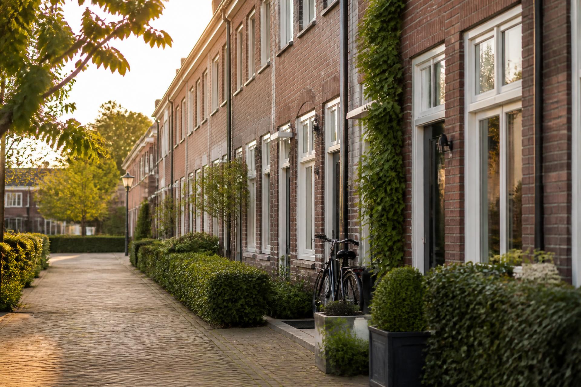 Rustige Nederlandse woonstraat met rijtjeshuizen in het avondlicht